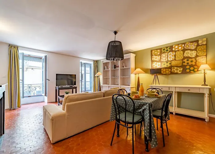 L'envoutement Provençal Au Cœur De L'écusson - Nuit à Nîmes