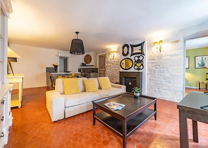 L'envoutement Provençal Au Cœur De L'écusson - Nuit à * Nîmes