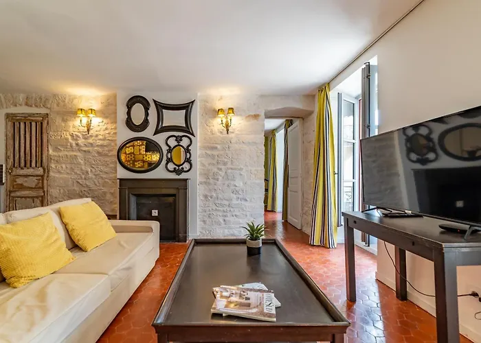 L'envoutement Provençal Au Cœur De L'écusson - Nuit à * Nîmes