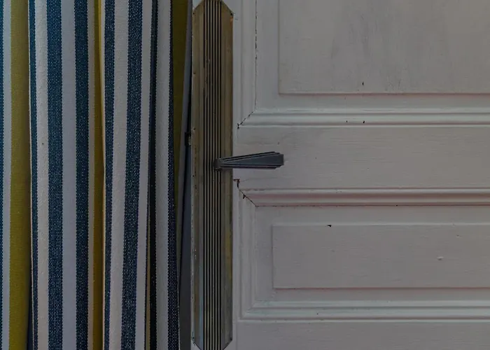 L'envoutement Provençal Au Cœur De L'écusson - Nuit à *